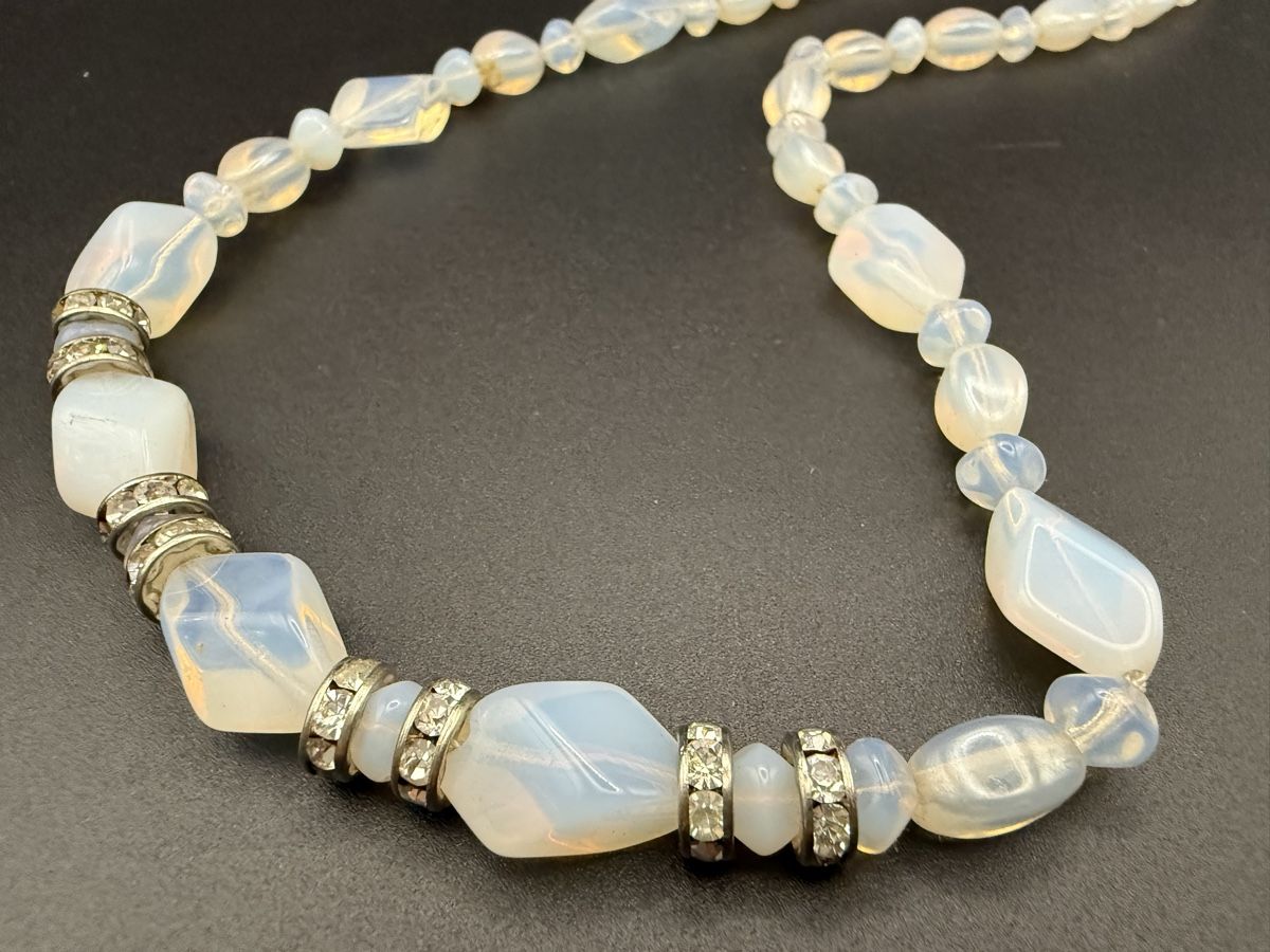 Catenine: Antike Halskette aus Opalglas mit Strass-Elementen – Usato da Lamone venduto da LaCantinaMagica 3