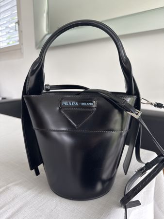 Prada Secchiello Spazzolato Ledertasche in Schwarz, Neu!