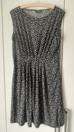 Kleid Damen schwarz weiss gemustert Grösse M guter Zustand