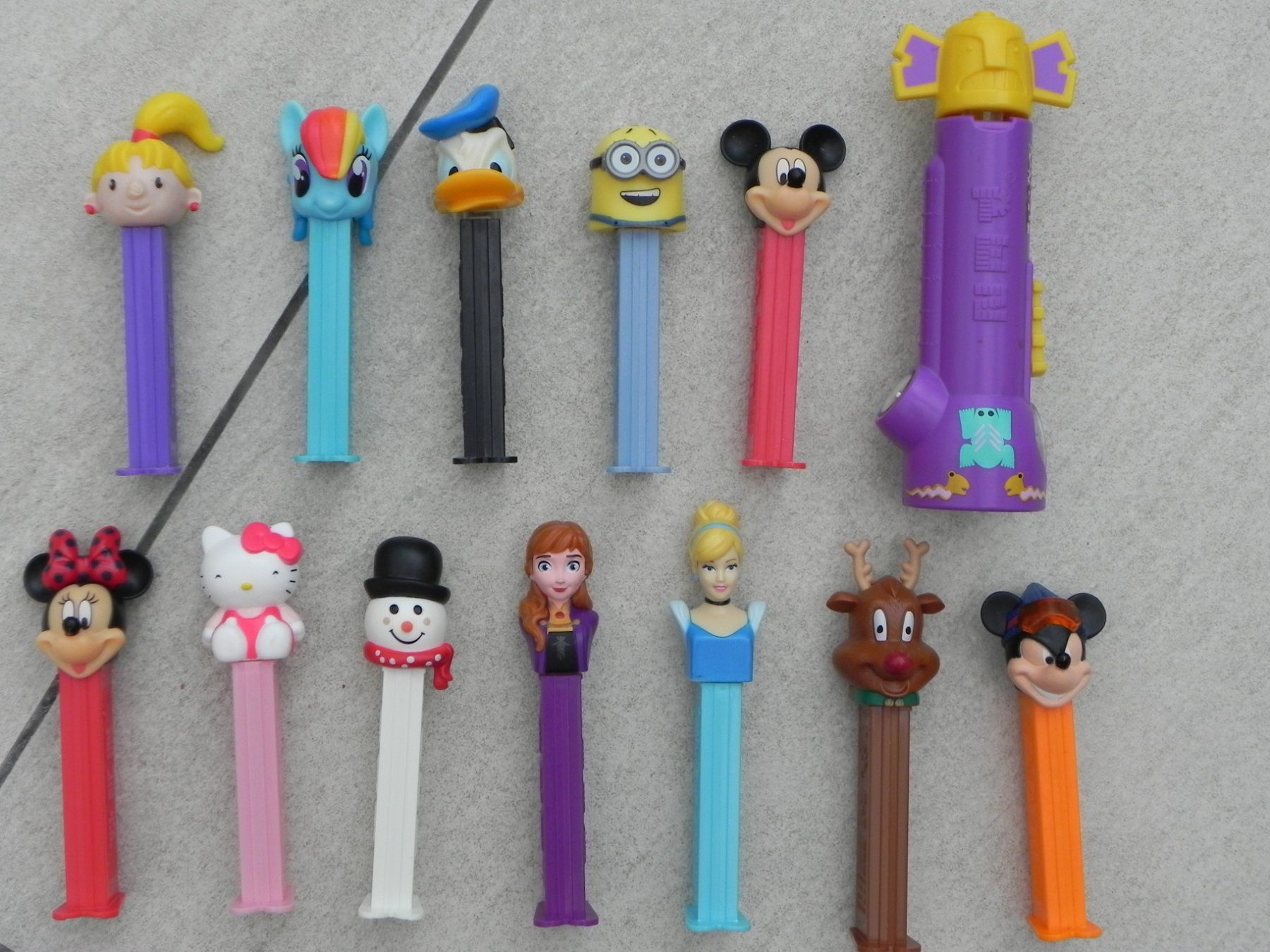 Pez Statuette: Pez Spender PEZ Sammlung 13 Stk – Usato da Stallikon venduto da pcerny16