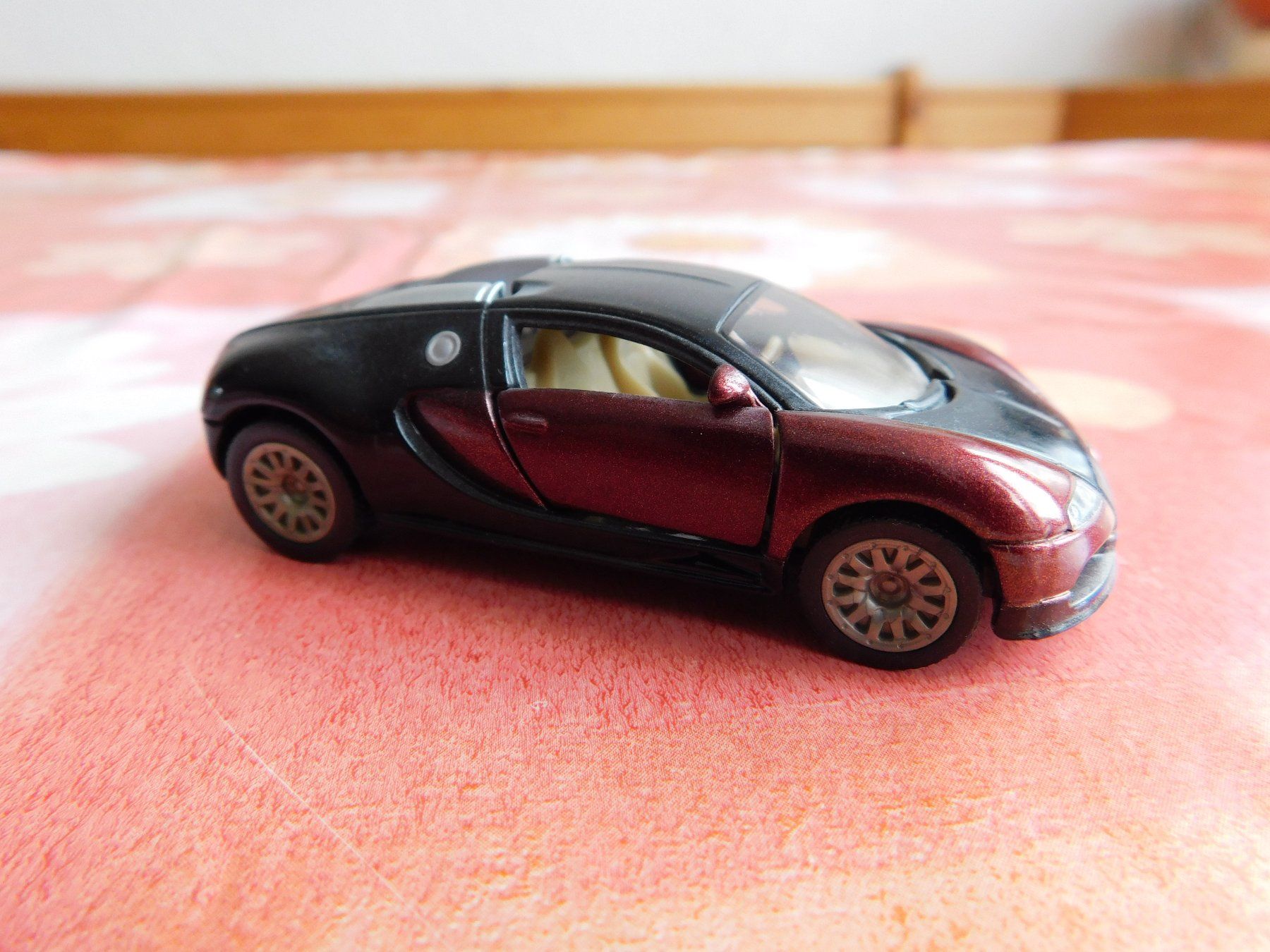 Siku Modellini d'auto: Siku Bugatti Veyron rot- schwarz – Nuovo (secondo la descrizione) da Strengelbach venduto da Wedi73 4