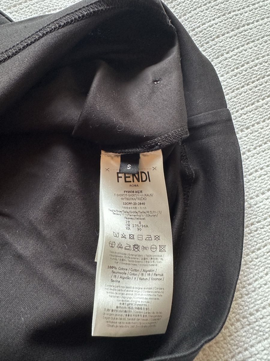 Fendi T-shirt: Fendi T-Shirt – Nuovo (secondo la descrizione) da Vaduz venduto da whitepalmtree 3