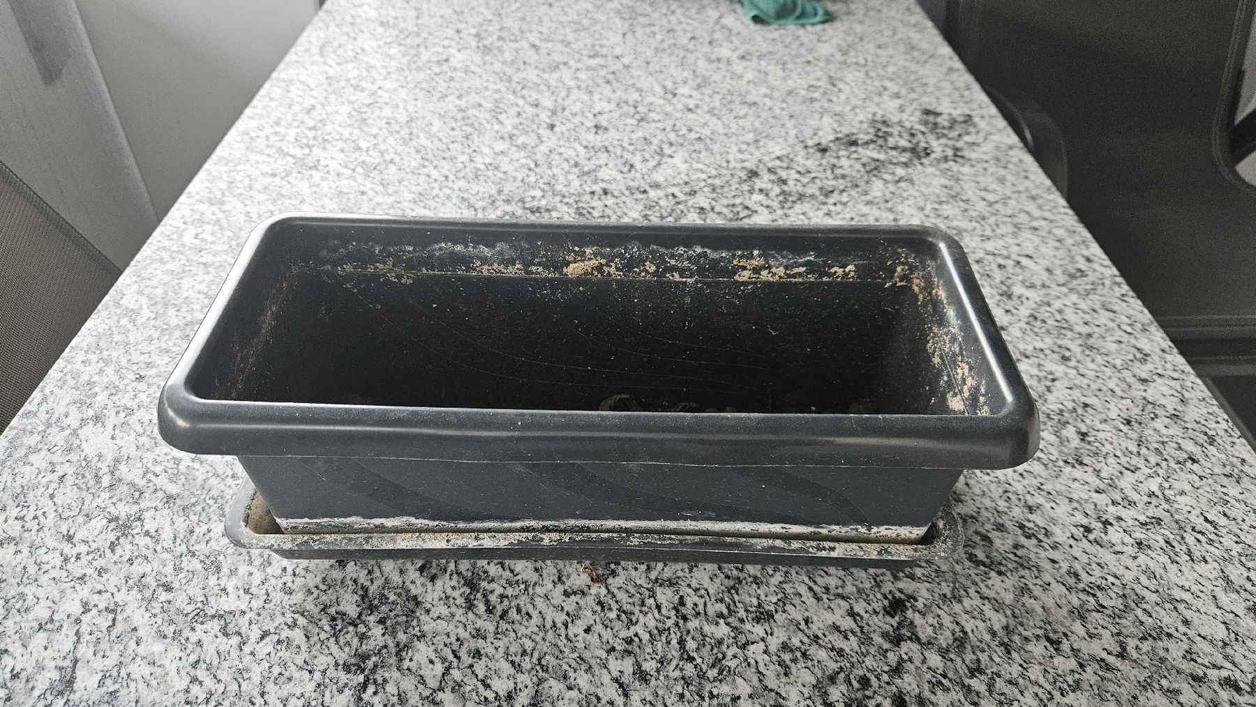 Blumentöpfe: Schwarzer Blumenkasten gebraucht – Gebraucht aus Uster von fa8_59rw