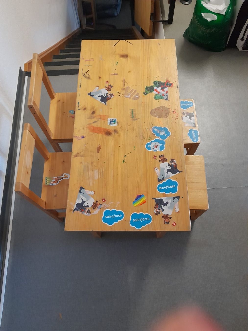 Set di tavolo e panche: Kindertisch mit 4 Stühlen aus Holz  gebraucht – Usato da St. Peterzell venduto da Eszter86 1