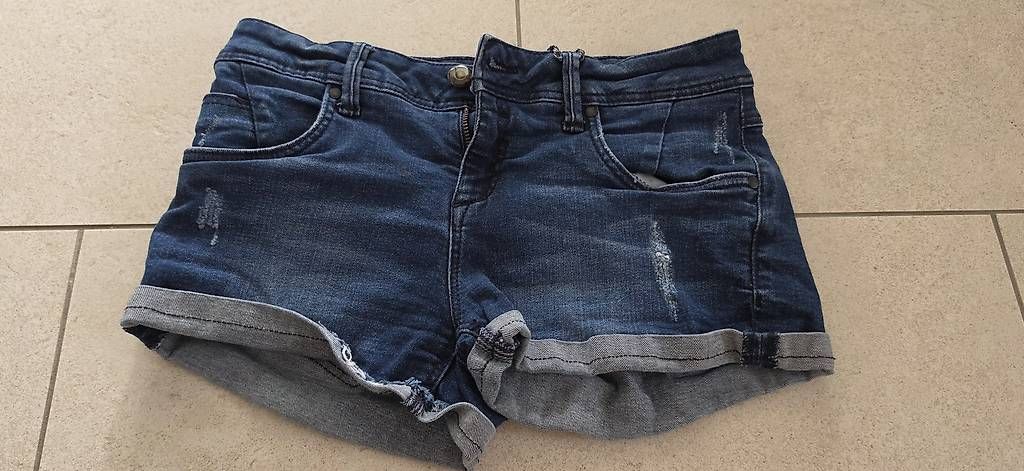 Pantaloni: Jeans Shorts Gr. 36 – Usato da Obfelden venduto da iNe29