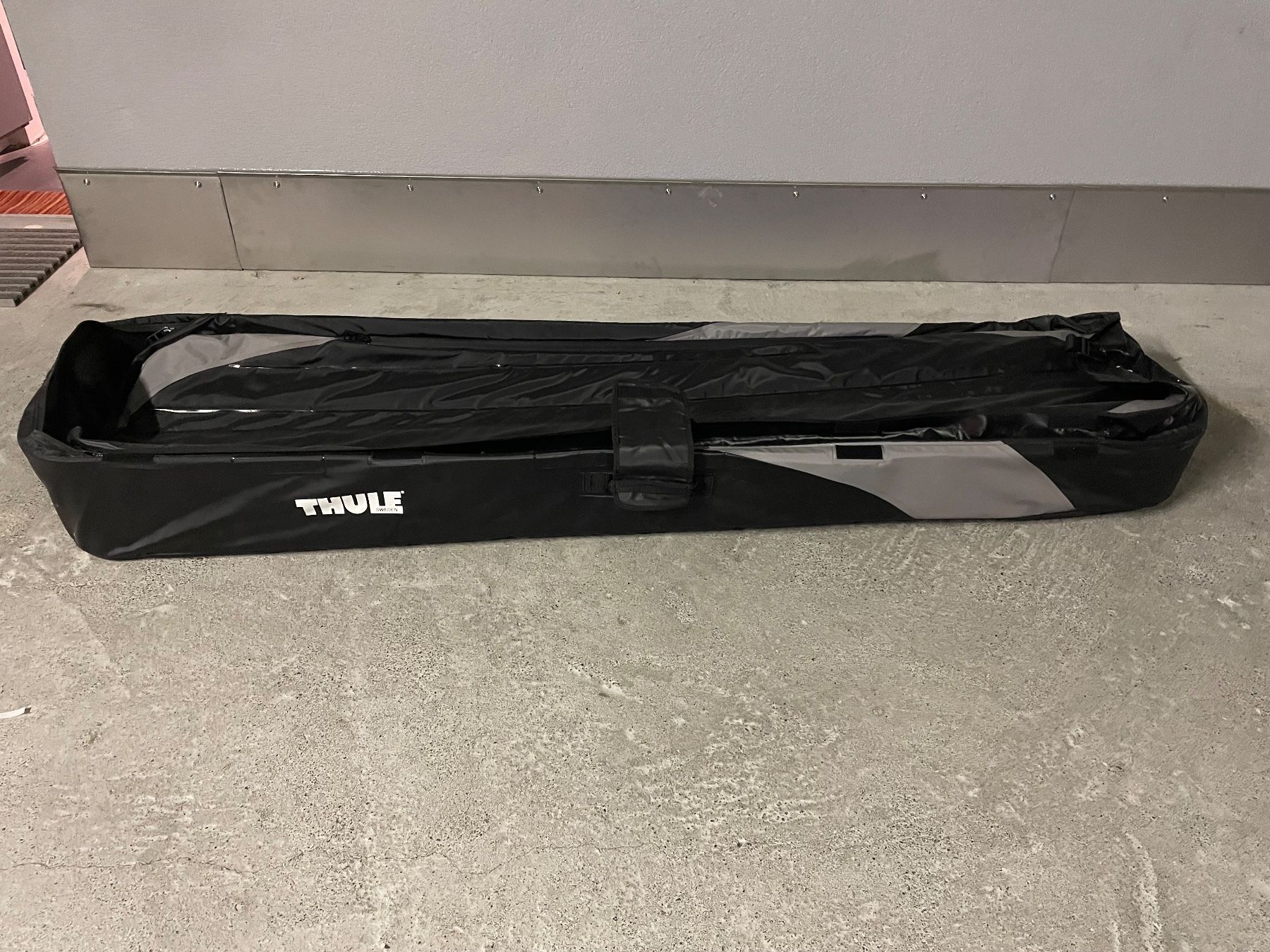 Thule Dachboxen: Thule coffre de toit Ranger noir et gris pliable – Gebraucht aus Veyrier von