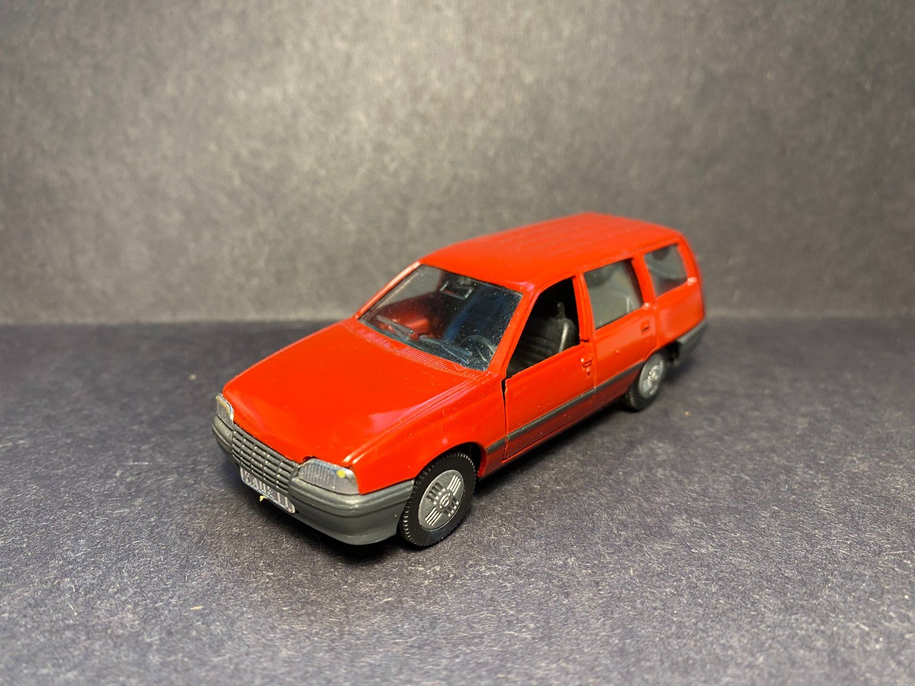 Gama Modellini d'auto: Opel Kadett E Caravan - GAMA 1:43 – Usato da Spiez venduto da Mlandcruiser