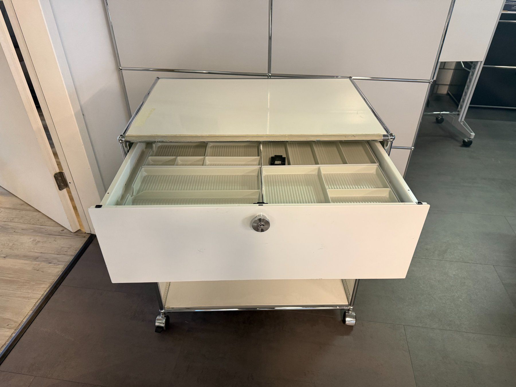 USM Banconi: USM Haller Rollcontainer reinweiss breit – Usato da Ermatingen venduto da csc_7g5v 2