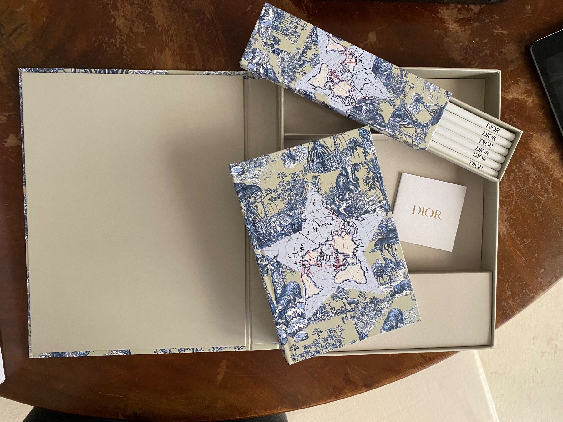 Tutte le decorazioni: Dior Limitiertes Set Around The World NEU – Nuovo e nell'imballaggio originale da Zürich venduto da ves_w6wl
