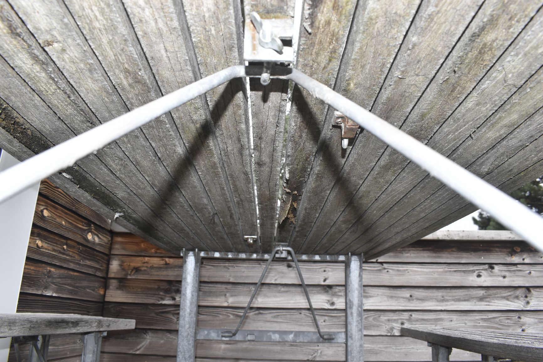 Tables: Holztisch und -bänke – D'occasion à St. Gallen par rah_lr55 4