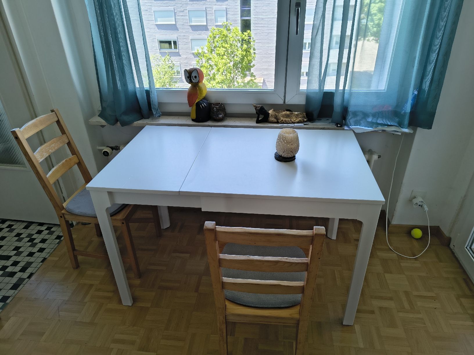 Set di tavolo e panche: Small white extendable dining table with 2 chairs expandable – Usato da Dübendorf venduto da jai_g72w 1