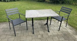 Granittisch mit 2 Stühlen