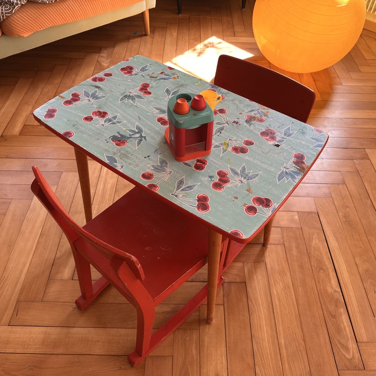 Set di tavolo e panche: Kindertisch mit 2 Stühlen – Usato da Bern venduto da pepyC