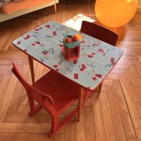 Kindertisch mit 2 Stühlen
