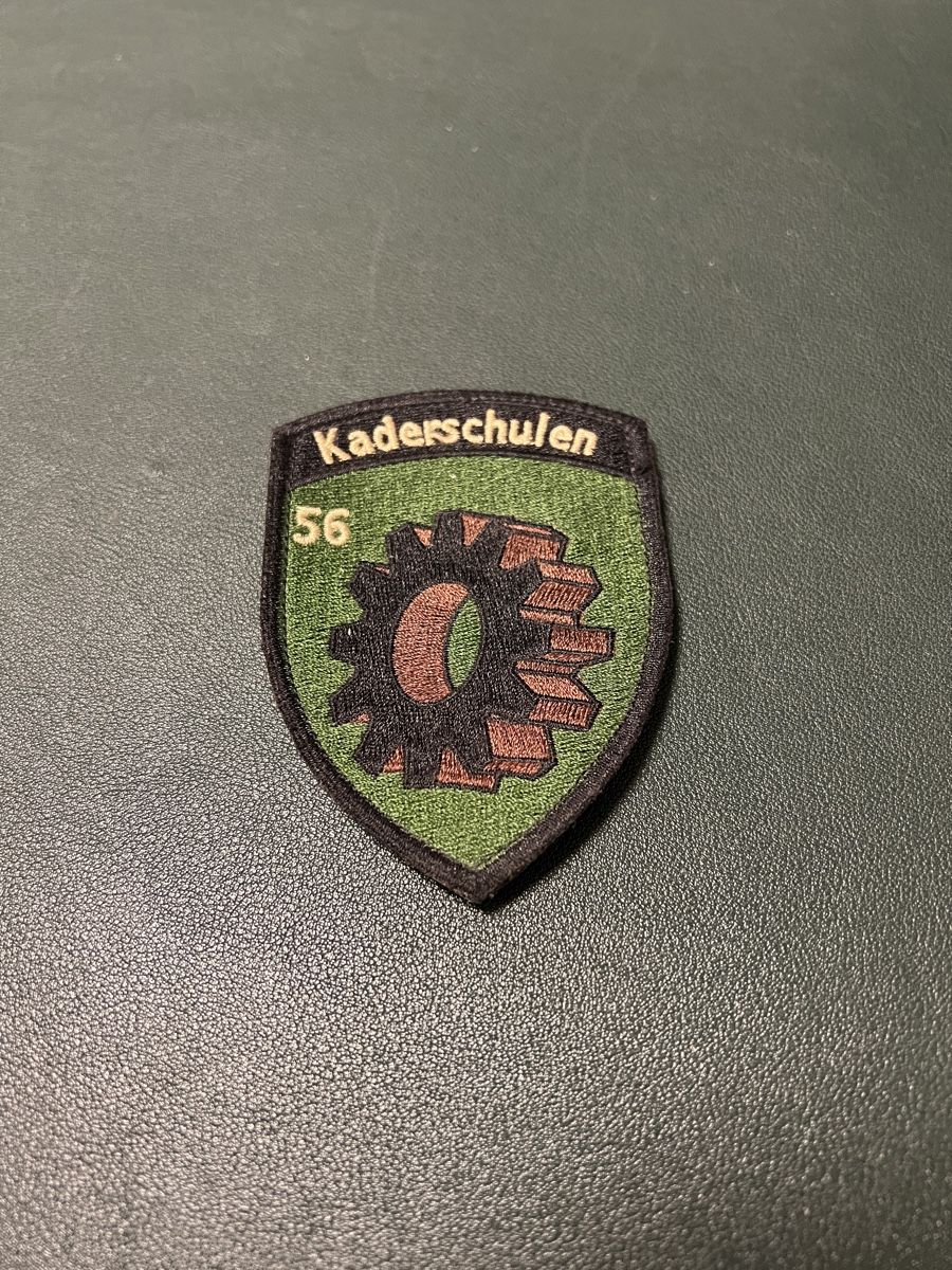 Schweizer Armee Placchette & Badge: Badge Kaderschulen 56 – Usato da Basel venduto da bowaems