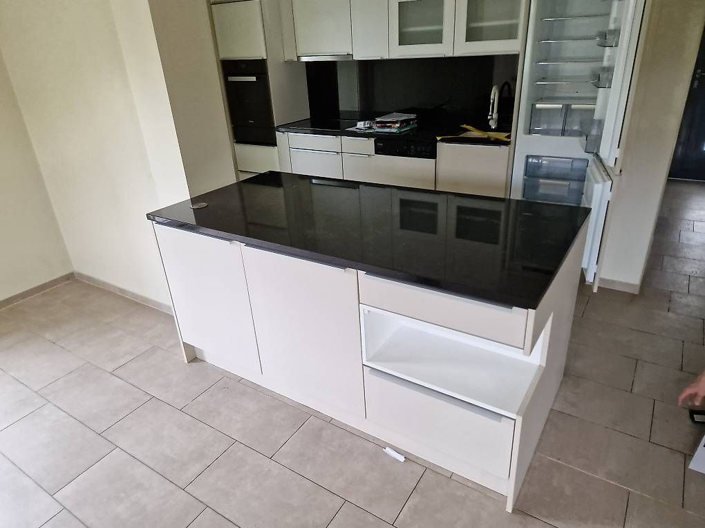 Cucine complete: Intakte Küche (2019) mit Insel – Usato da Zürich venduto da SianaB 1