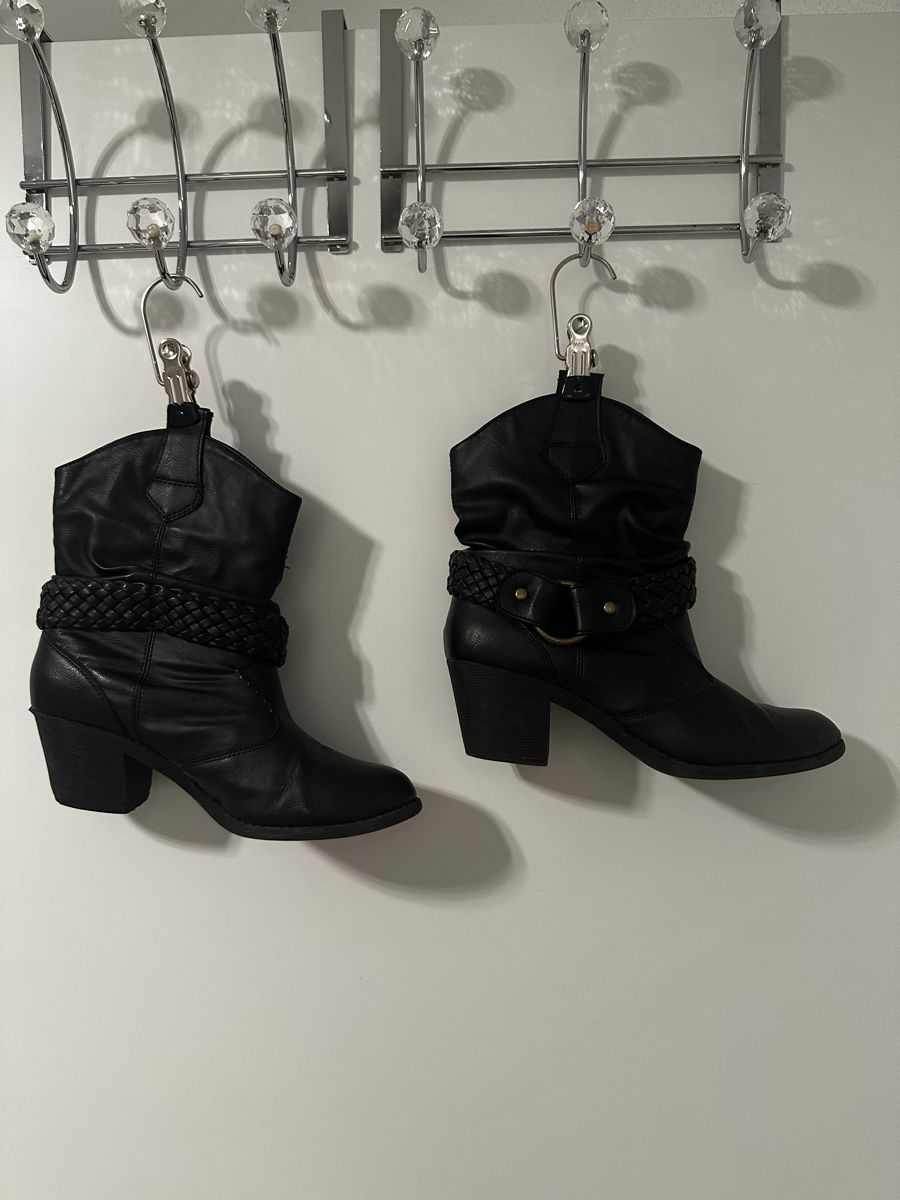 Chaussures femmes: Schwarze Damen Winterstiefeletten Gr. 40 bpc – D'occasion à Eglisau par Brewster1 3