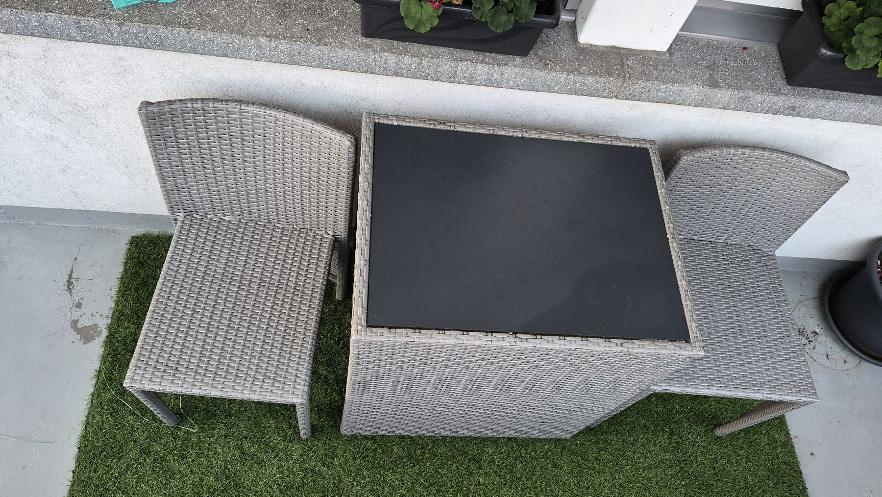 Tischset: Gartentisch mit zwei Stühlen Geflecht grau gebraucht – Gebraucht aus Sisikon von SanAndreas