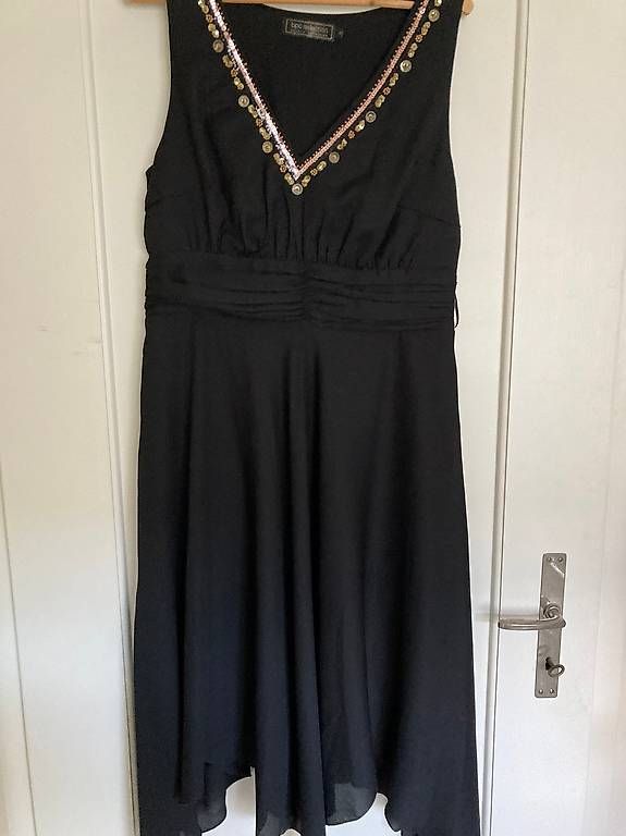 Vestiti: Festkleid – Usato da Basel venduto da Blaetzlibajass