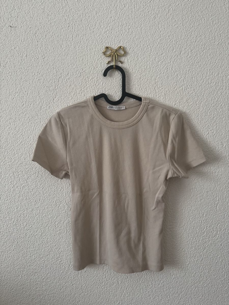 Zara T-shirt: Tshirt – Usato da Effretikon venduto da ajl_rwt5