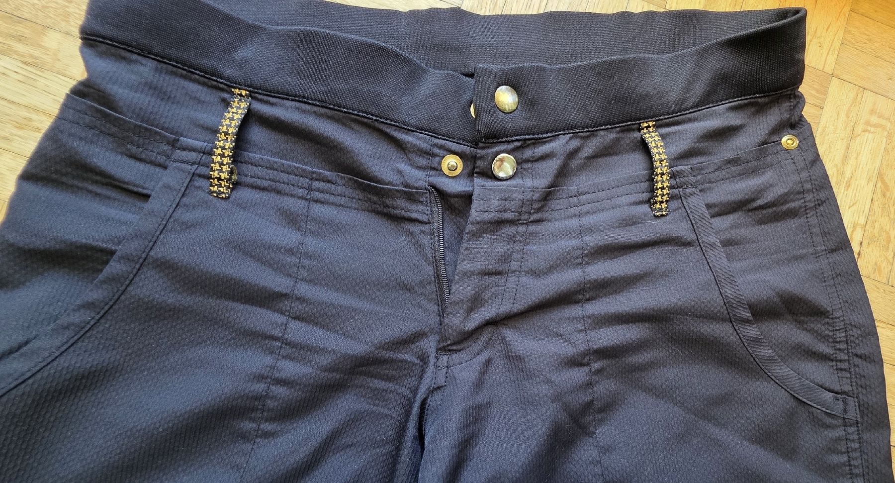Pantaloni: Pantalon noir Taille S – Usato da Yverdon-les-Bains venduto da van_dq65 1