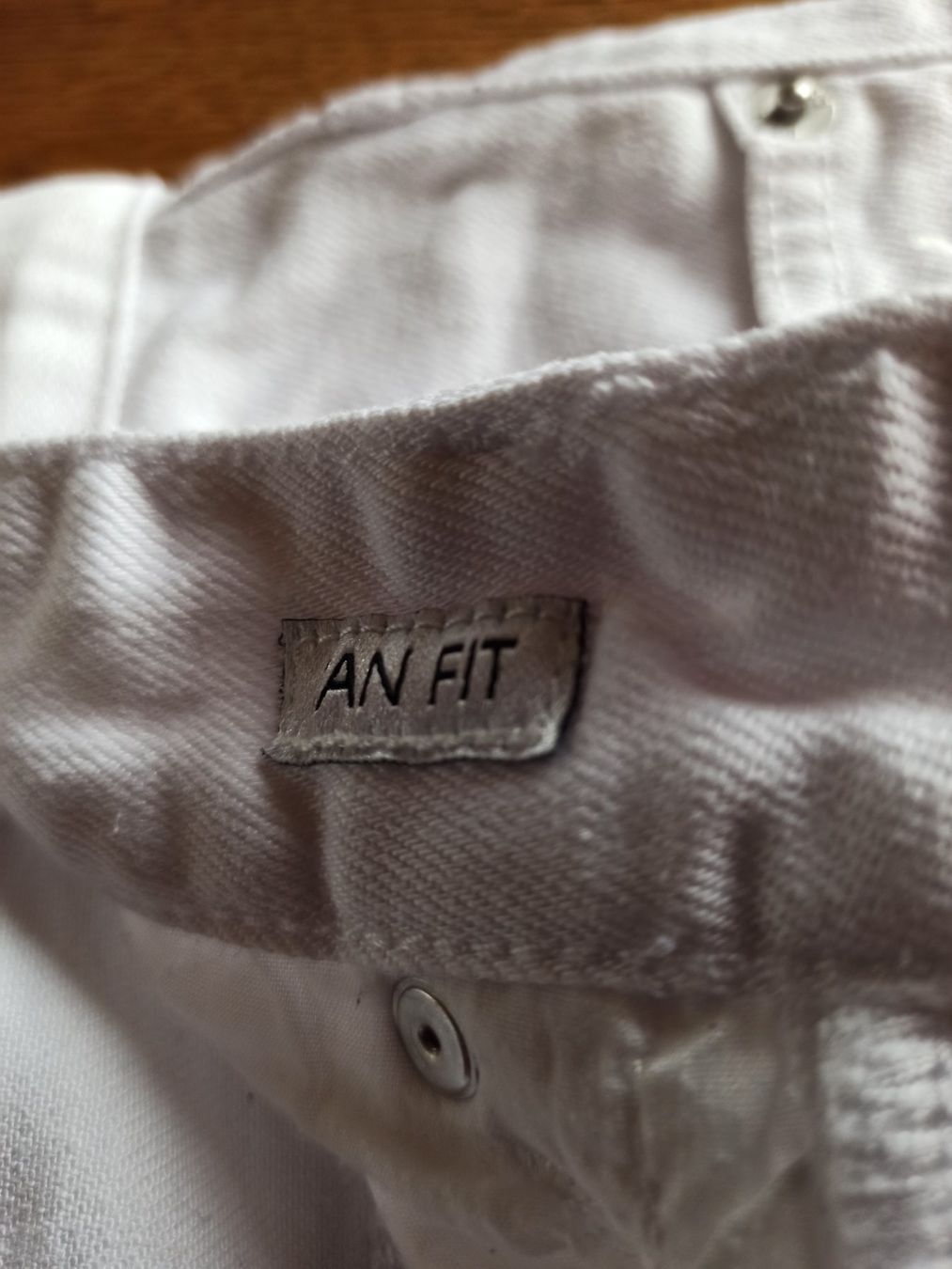 Jeans: Jeanshose weiss – Usato da Niederwil AG venduto da Nioc28 5