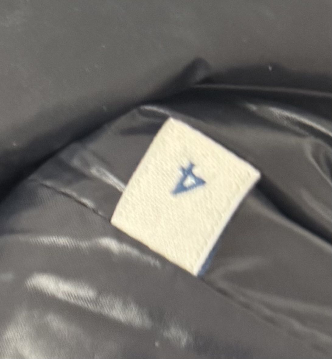 Moncler Giacche: MONCLER Montbeliard – Usato da Rorschach venduto da VE5PA 5
