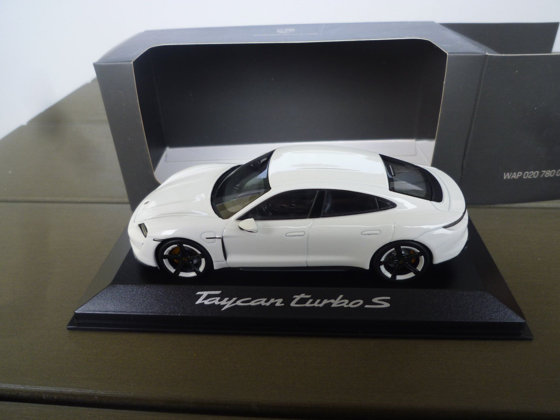 Porsche Modellini d'auto: Porsche Taycan Turbo S – Nuovo e nell'imballaggio originale da Flawil venduto da Imperiosud 1