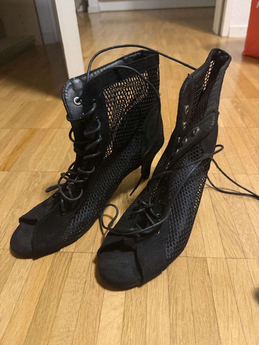 Scarpe da donna: Schwarze Tanz-Stiefeletten mit Absatz  – Nuovo e nell'imballaggio originale da Kilchberg ZH venduto da ari_28gp