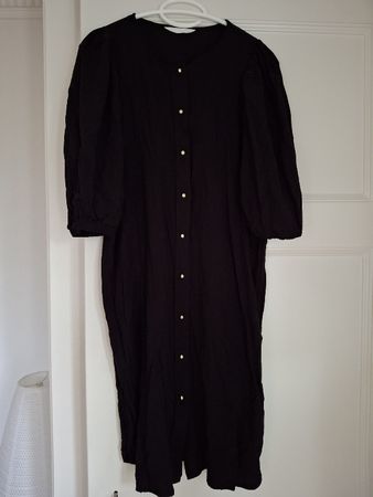 Robe H&M noire avec boutons dorés 