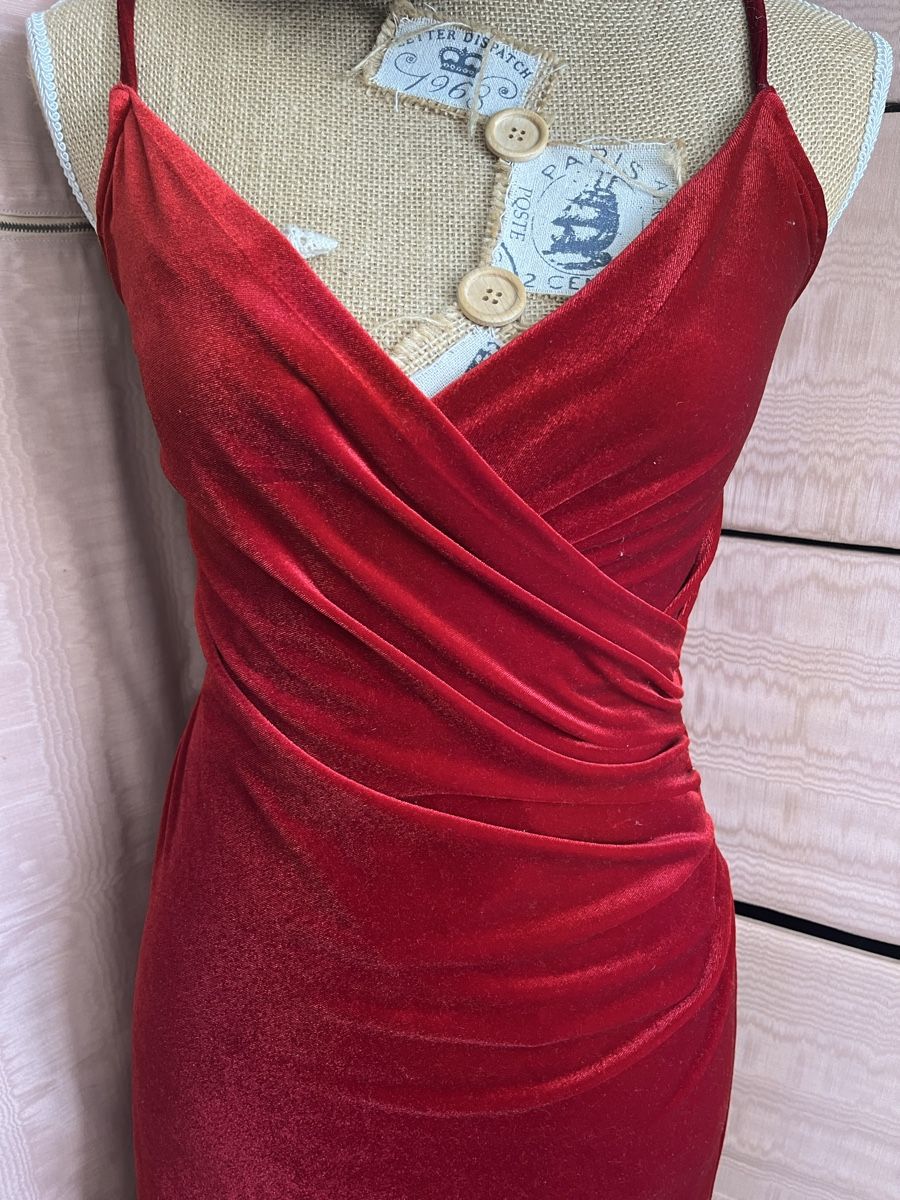 Vestiti: Abito rosso in velluto – Usato da Novaggio venduto da Sabi-Pearl 2