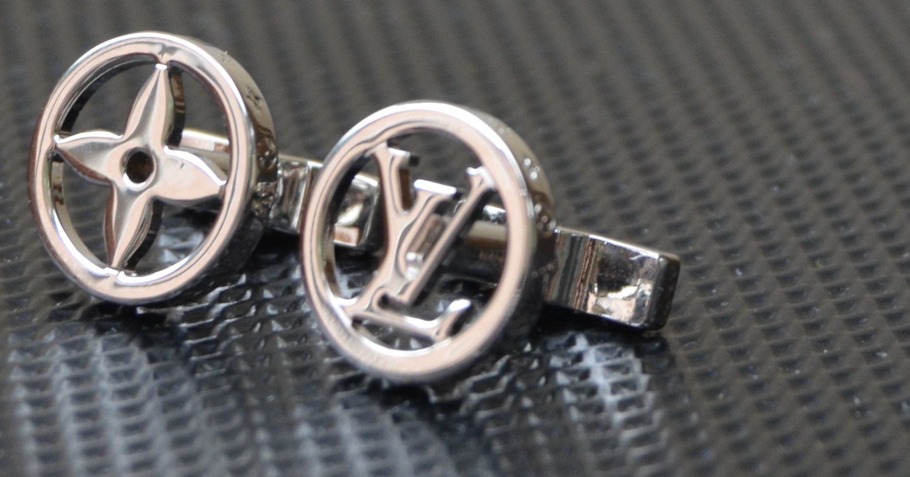 Louis Vuitton Gemelli: Louis Vuitton Manschettenknöpfe / boutons de manchette – Usato da Collonges venduto da Auganien 1