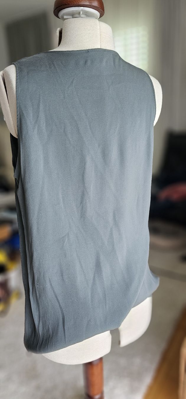 Brunello Cucinelli Top: Seidentop Brunello Cucinelli  grau elegant Top Bluse  – Usato da Riedikon venduto da Winter21. 3