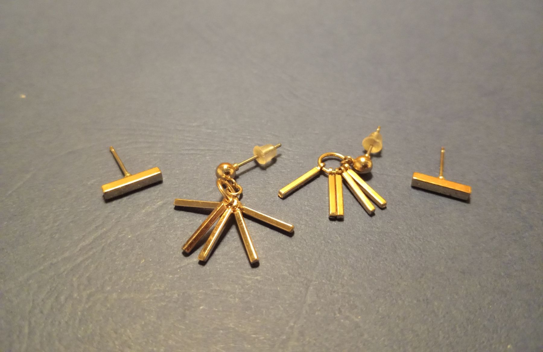 Orecchini pendenti & Orecchini a lobo: Ein Set goldfarbener Ohrstecker. 2 Stk. – Usato da Allschwil venduto da Evgeniia78 1