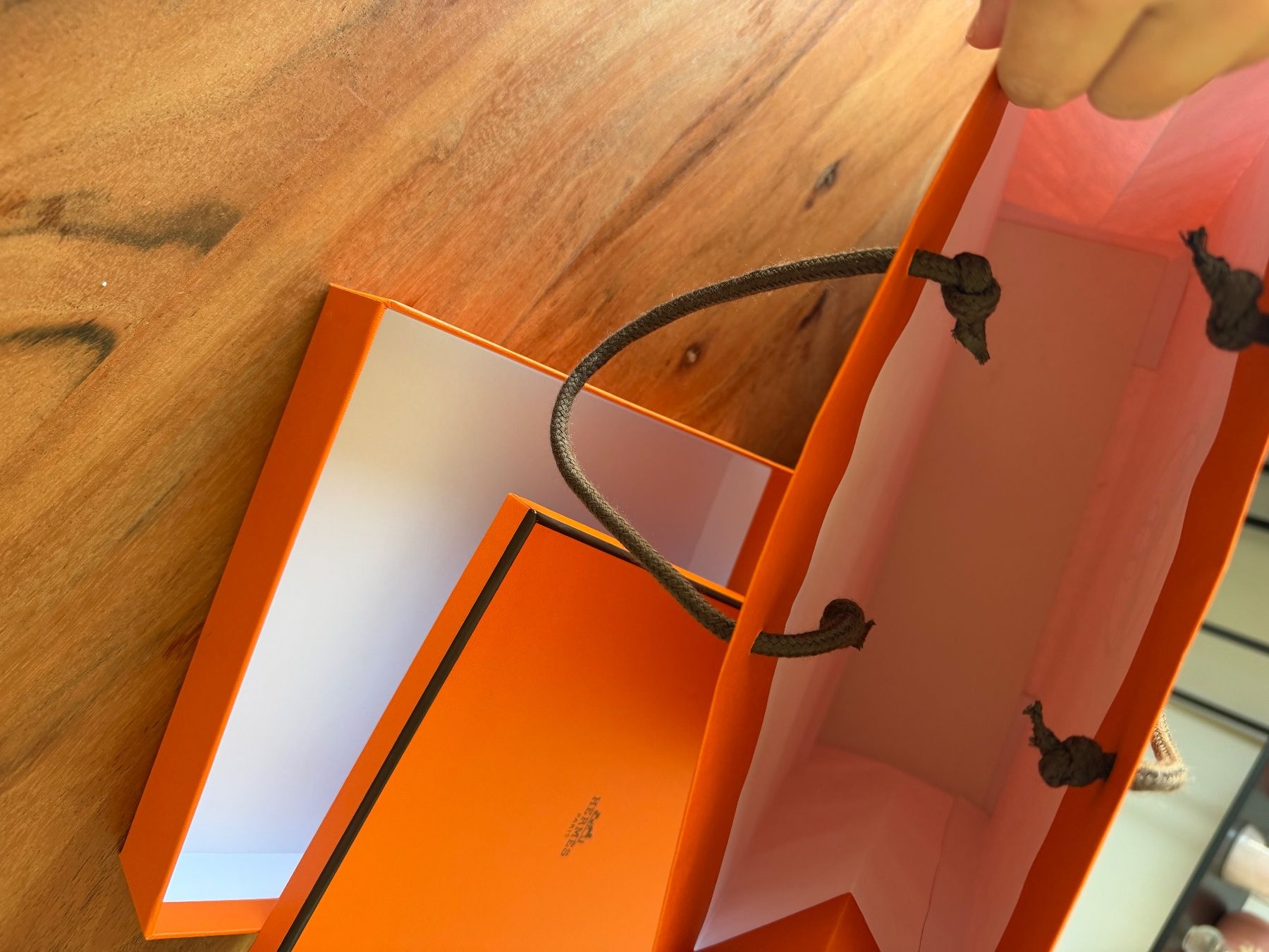 Hermès Taschen: Hermes Papiertragetasche mit Box neuwertig – Gebraucht aus Zürich von Alinazuerich 1