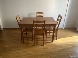 Tisch mit 4 Stühlen aus Holz