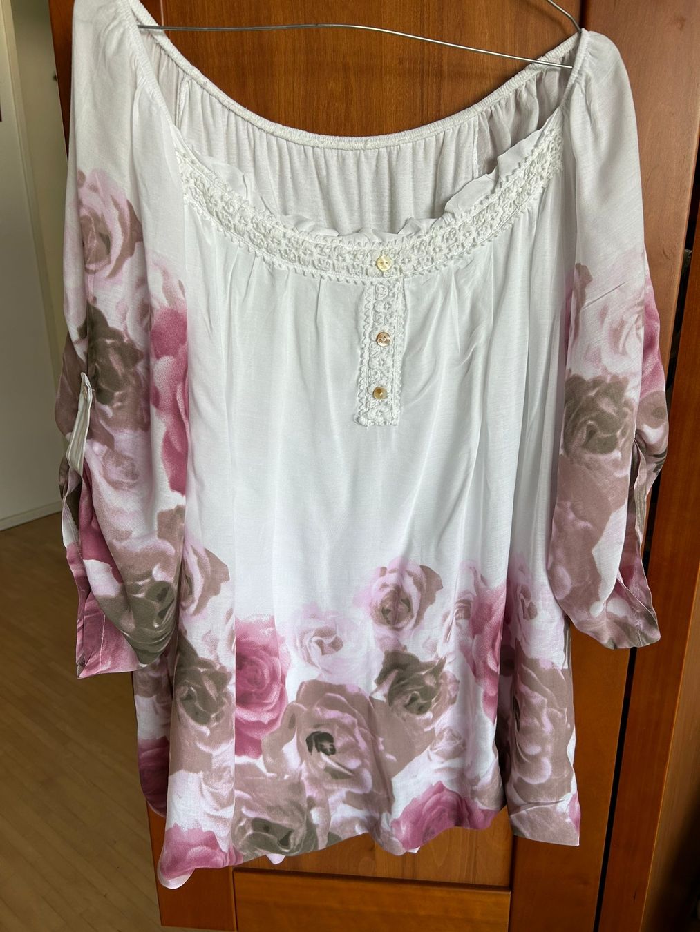 Blusen: Weisse Bluse aus Seide mit Rosen Gr. L – Gebraucht aus Wädenswil von coconut1289