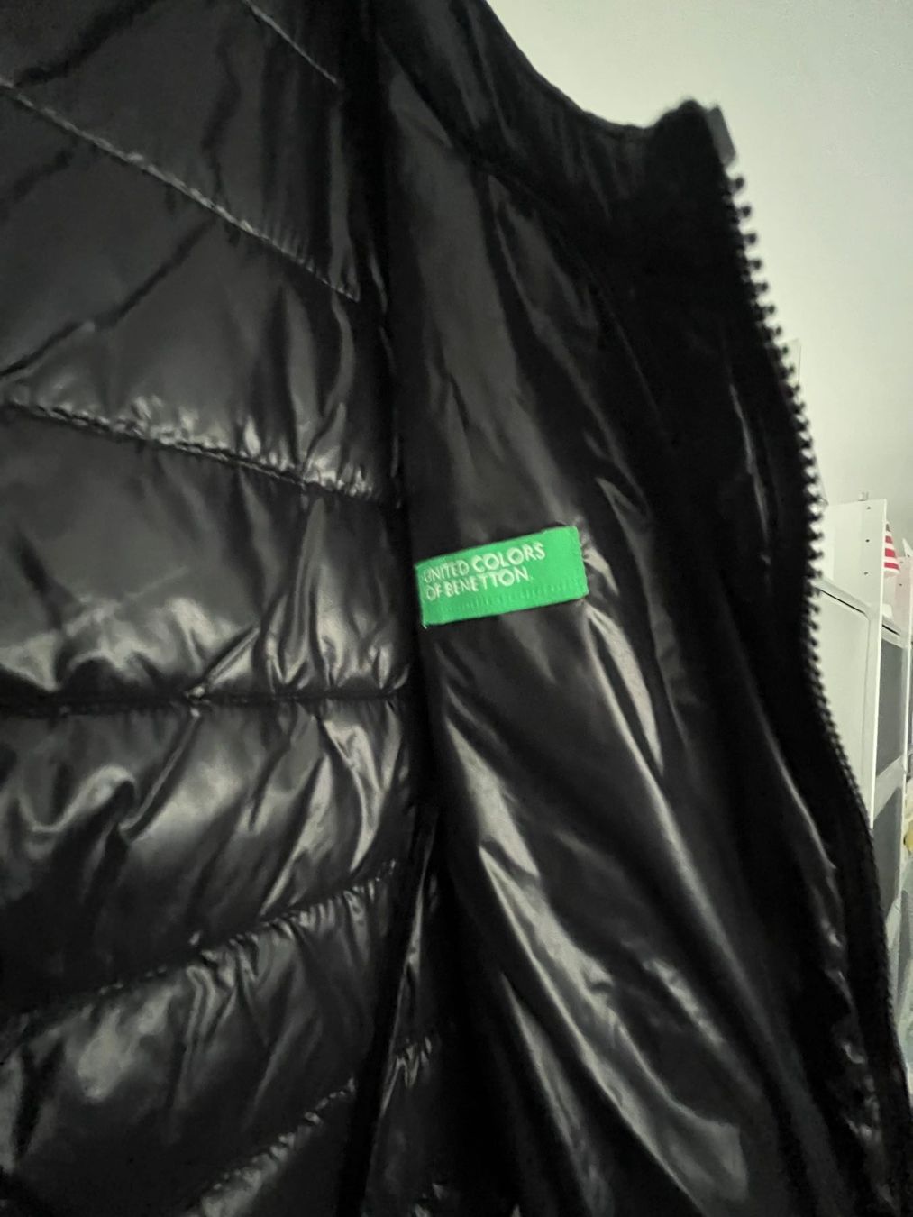 Vestes: doudoune noir brillant Benetton – D'occasion à Delémont par Kiki75 2