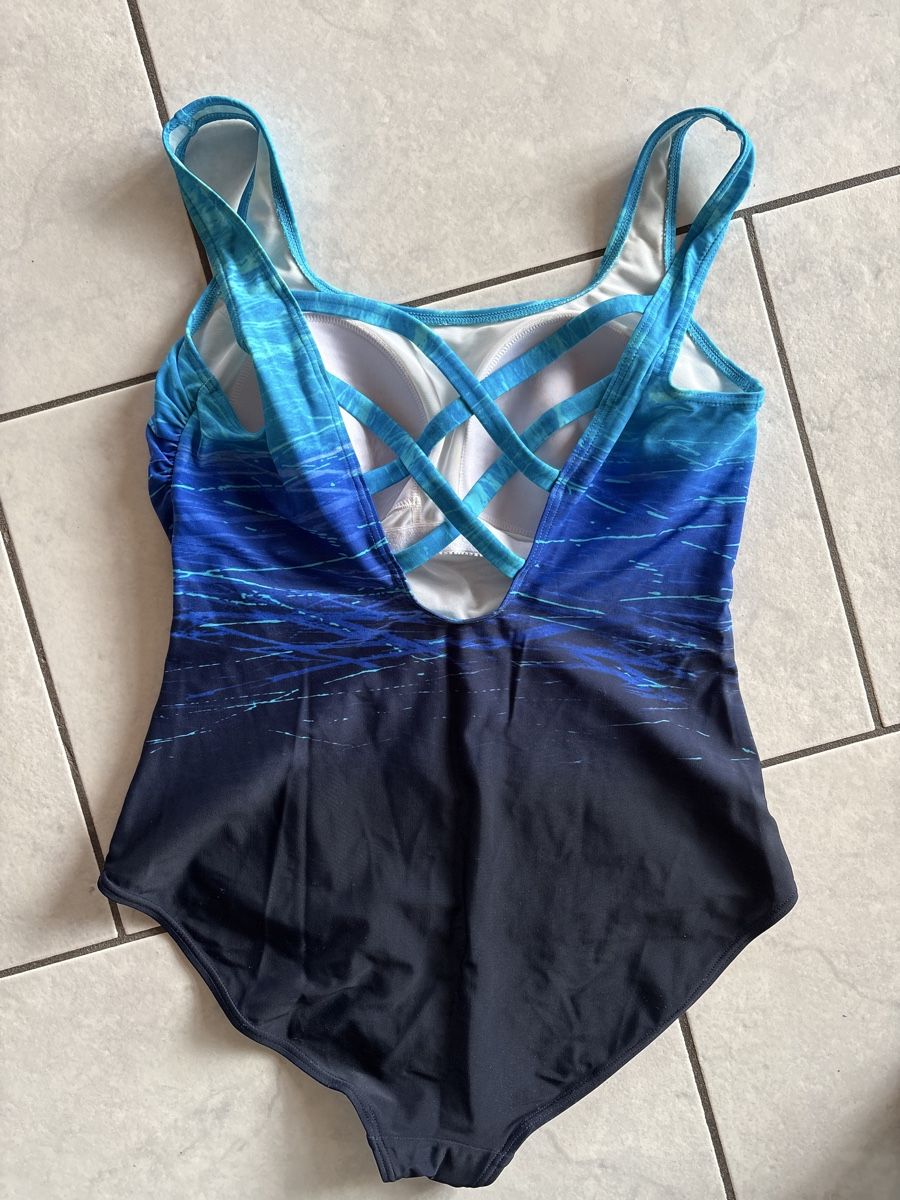 Lascana Costumi da bagno & Bikini: Badekleid Lascana Gr. 44B – Usato da Nottwil venduto da wasserlufterde 2