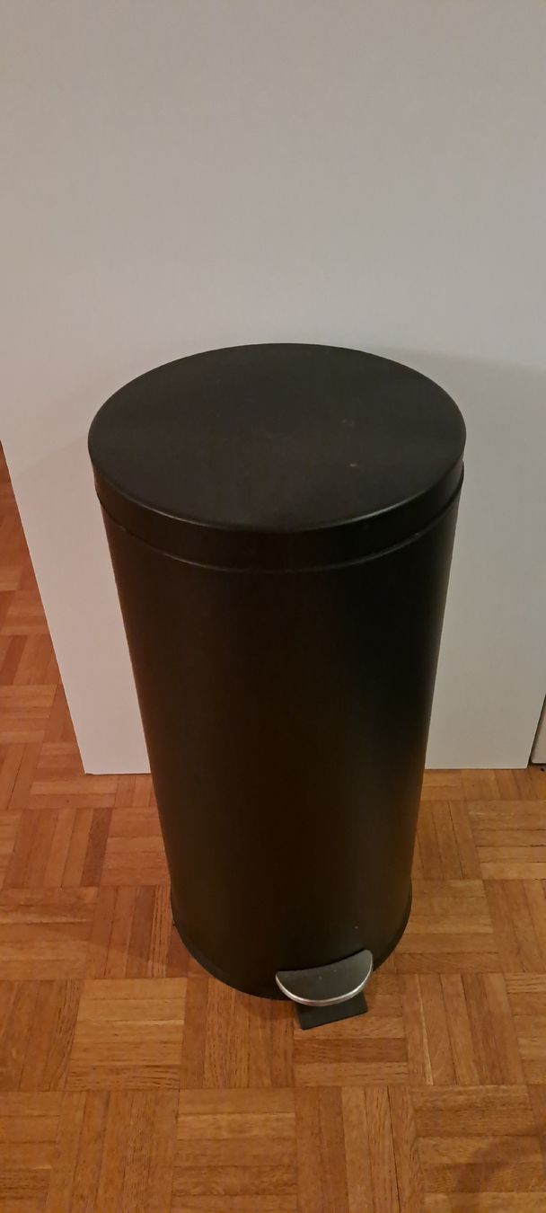 Cestini per rifiuti: Schwarzer Treteimer / Mülleimer – 64 cm hoch – Usato da Pfäffikon ZH venduto da S4mi