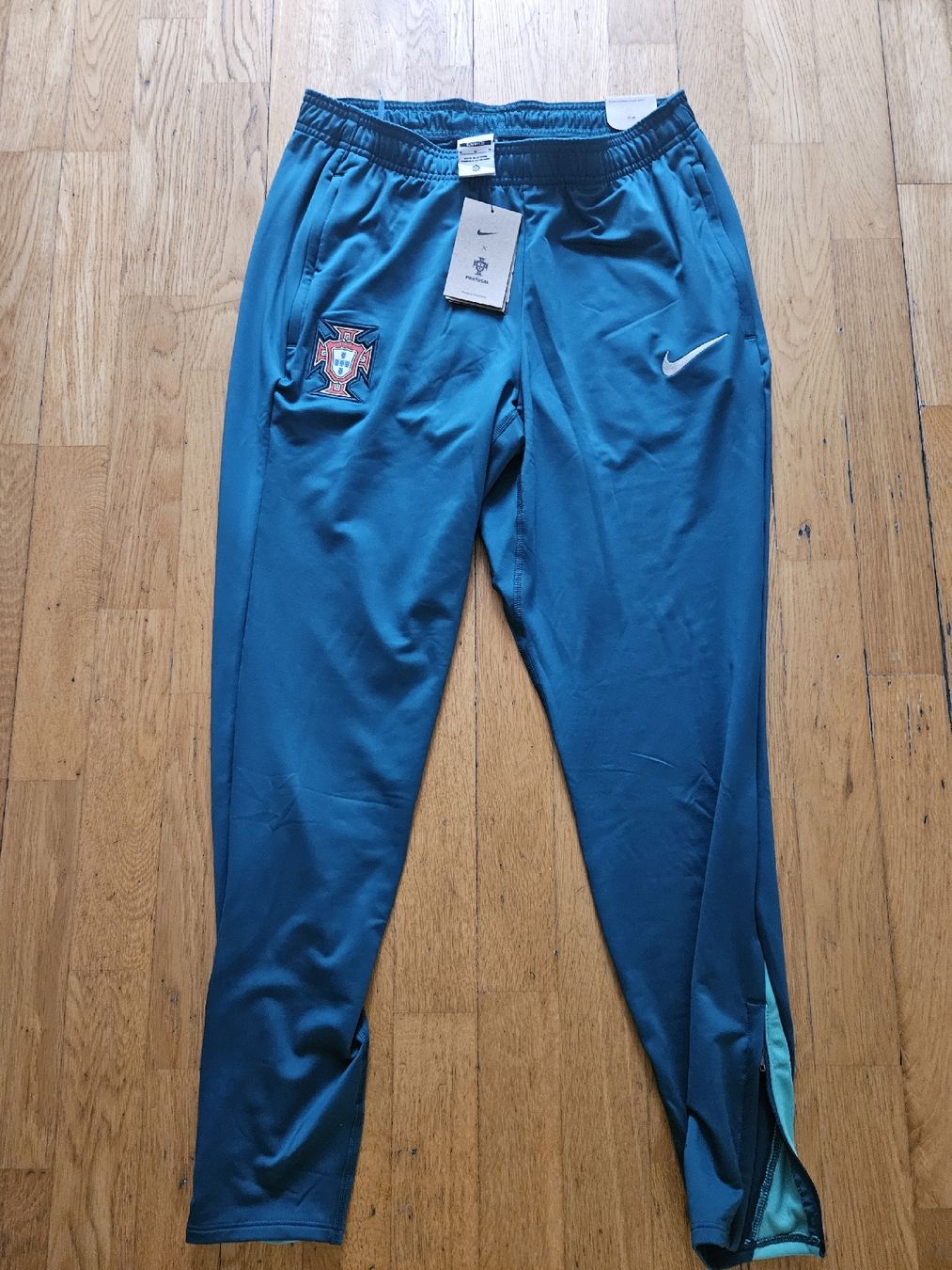Nike Maillots de corps & Pantalons: Nike Portugal Gr.M – Neuf avec emballage d'origine à Emmenbrücke par TopGato