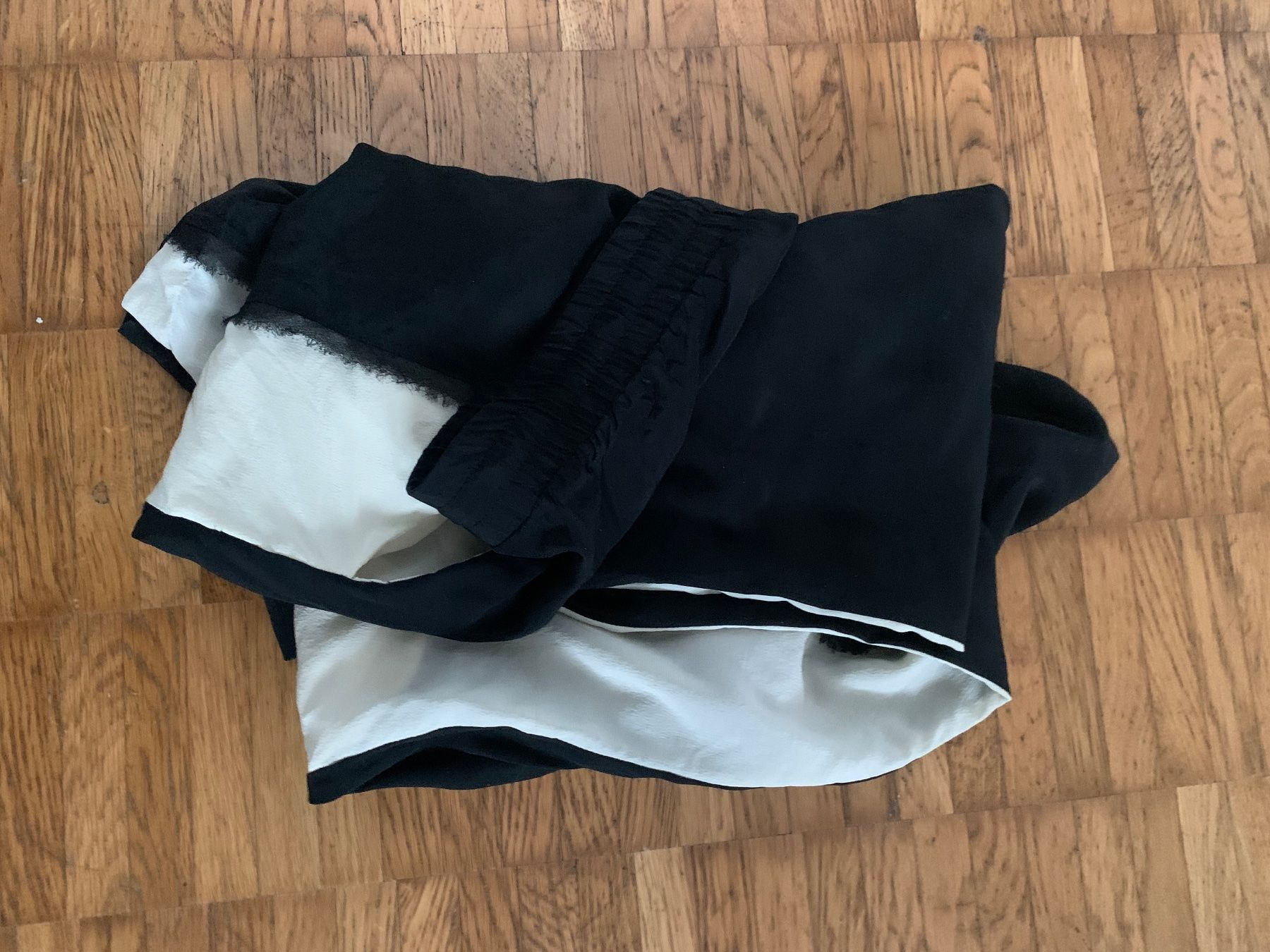 Pantaloni: Jonathan Simkhai Seiden Hose – Usato da Zürich venduto da Nikuska32 4