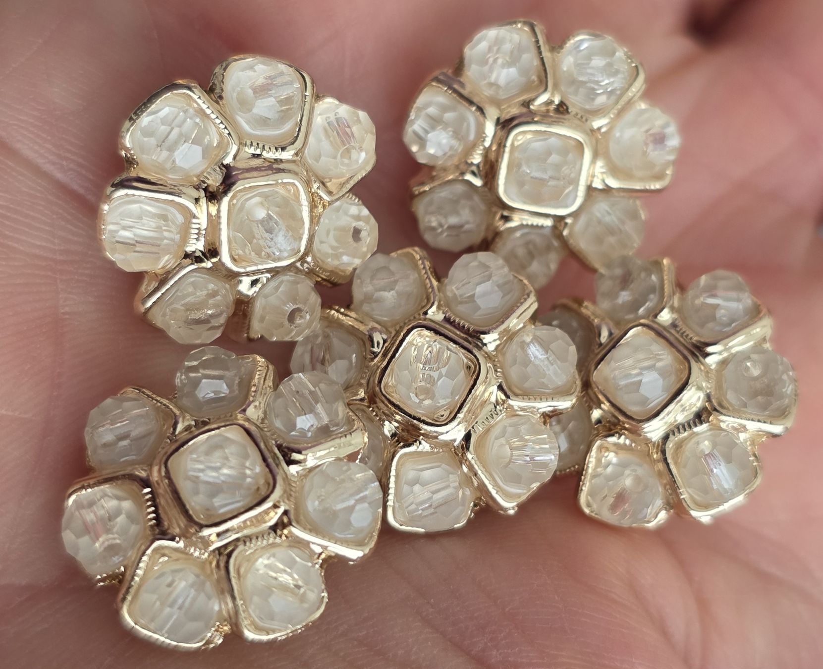 Knöpfe:  Wunderschönes 5 Schmuckknöpfe Blumenmuster Weisse Perlen  – Neu (gemäss Beschreibung) aus Rheinsulz von Gilea