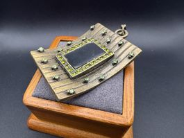 Antiker Bronze anhänger mit grünen Kristallen