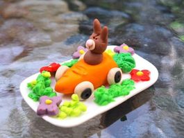 Handmade Hase im Rüebliauto Kuchen
