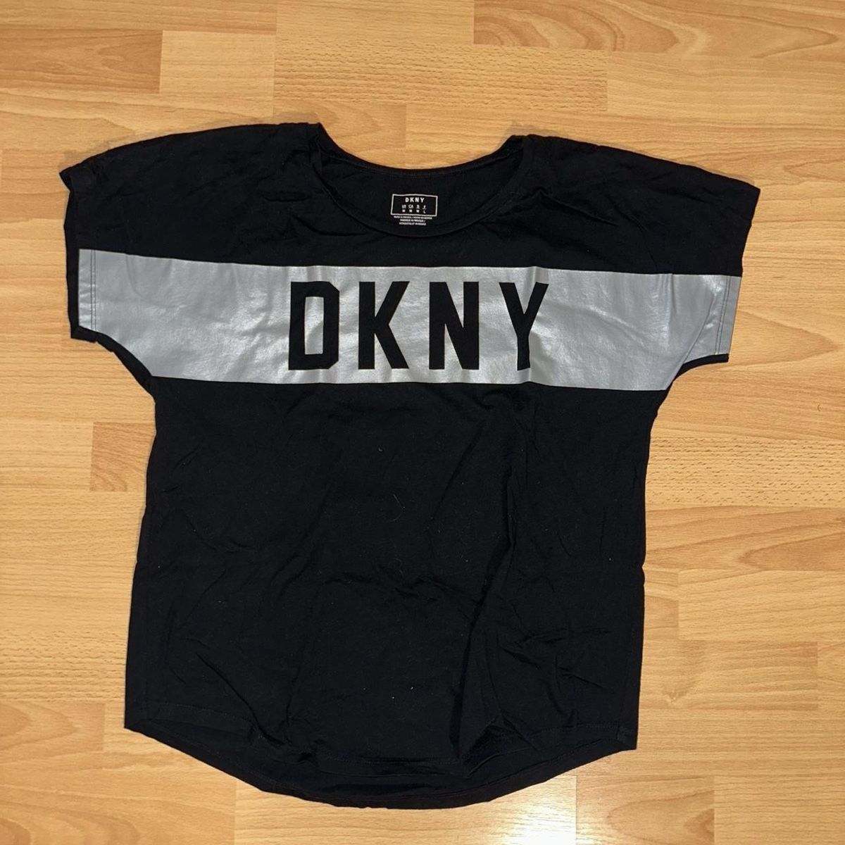 DKNY T-shirt: DKNY y2k tshirt Size M – Nuovo (secondo la descrizione) da Winterthur venduto da hachiscutecloset 1