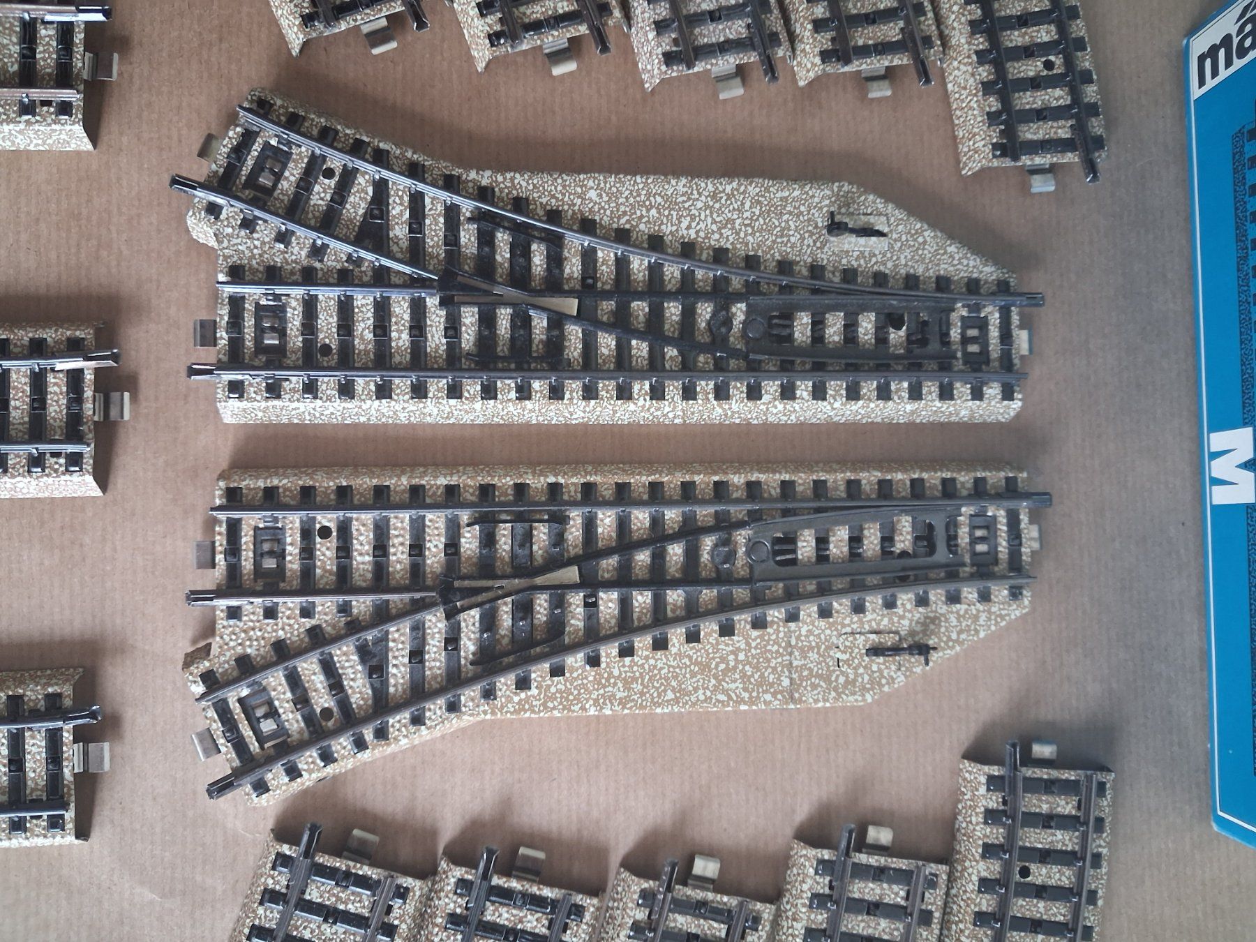 Märklin Modellini di ferrovie: Märklin M Gleise + Weichen L&R. Gem. Bildern – Usato da Hagendorn venduto da siwasi3 1