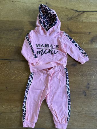 Süsser Baby-Trainingsanzug „Mama’s Mini“, Grösse 6–9 Monate
