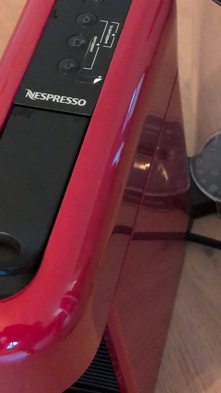 Macchine per caffè & Macchine per espresso: Kaffeemaschine Nespresso rot – Usato da Affoltern am Albis venduto da mer_hgg6