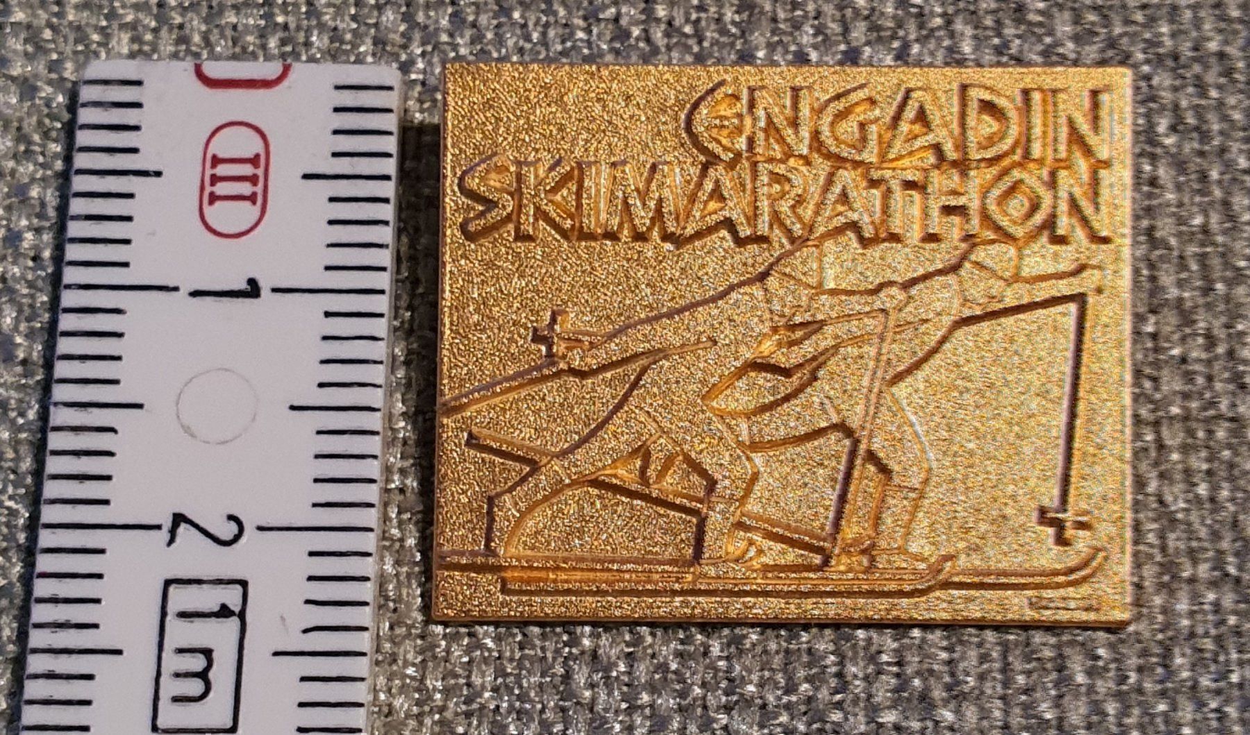 Placchette & Badge: D117 - Engadin Skimarathon Schweiz – Usato da Reinach BL venduto da Boston-Verkauf 2